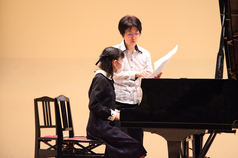 講師から生徒さんへアドバイス中